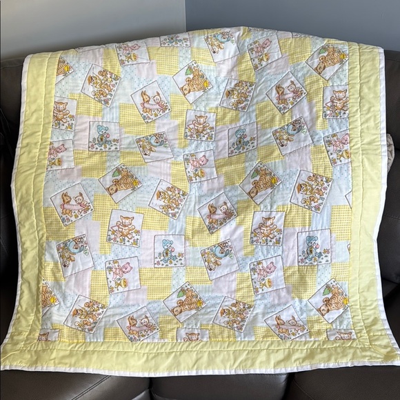 Vintage hand stitched Yellow and White Quilt - Picture 1 of 8